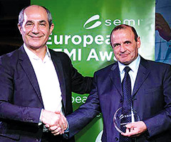 Award hand-over to winner Joël Hartmann (photo)