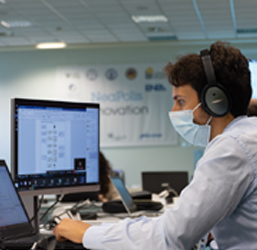 man wearing mask and working at a computer (photo)