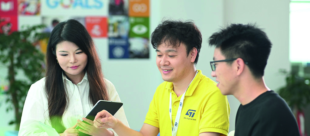 Employees in a discussion